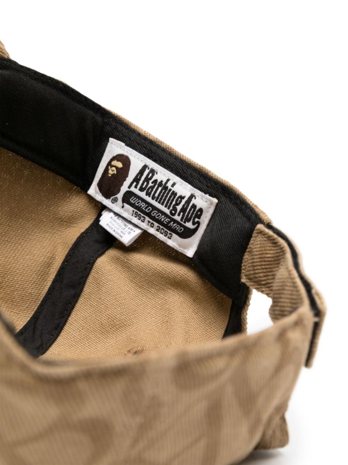 

A BATHING APE кепка с монограммой, коричневый