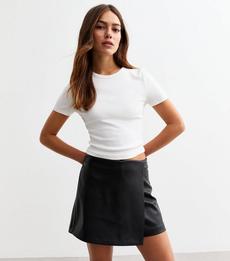 

Миниатюрная черная мини-юбка из искусственной кожи с запахом Petite New Look, черный