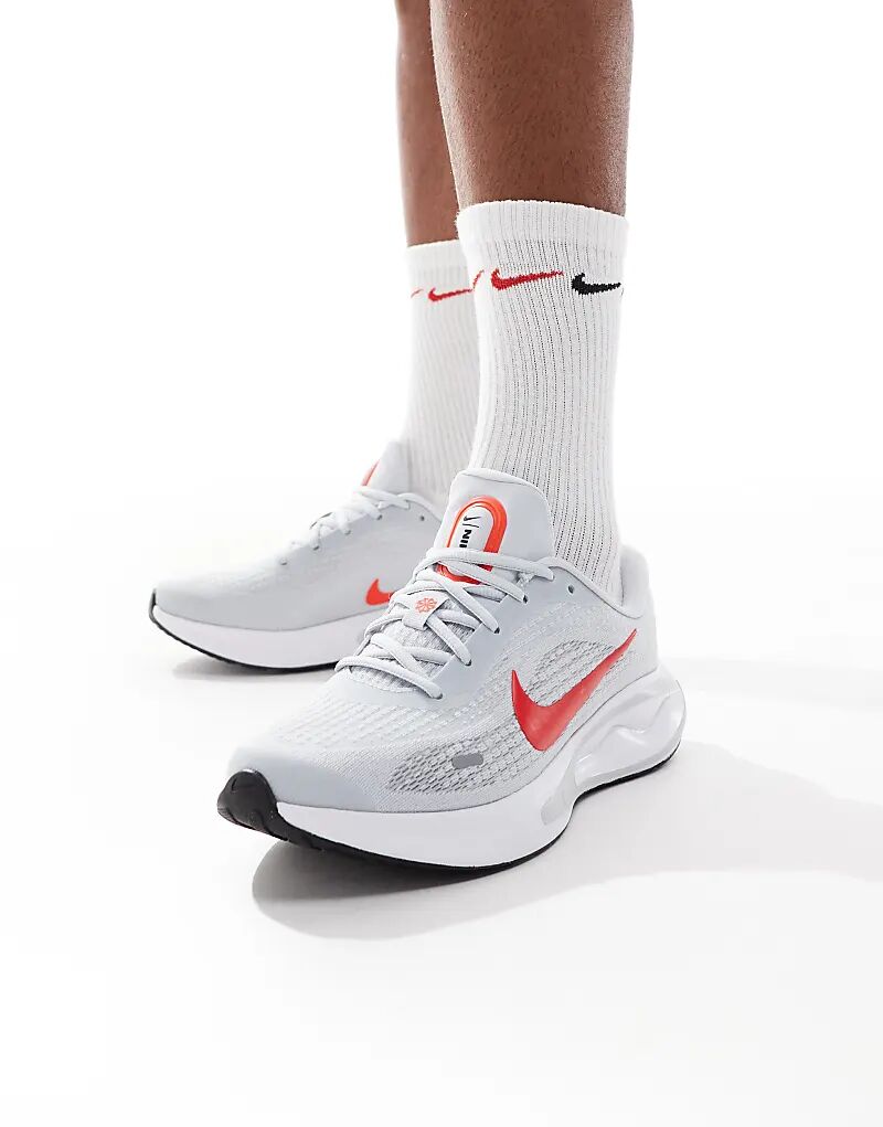 

Кроссовки Nike Running Journey Run серого и красного цветов