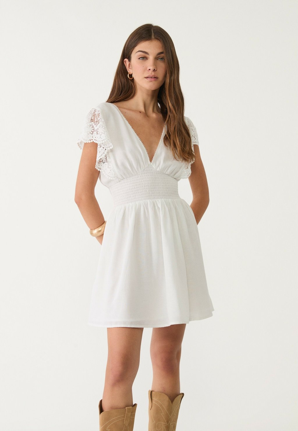 

Повседневное платье SHORT WITH OPENWORK SLEEVES Stradivarius, белый