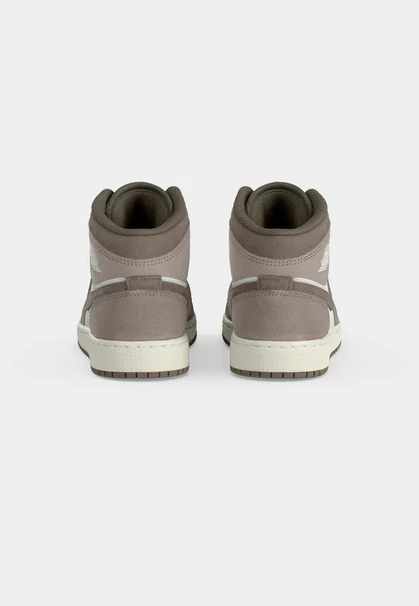 Кроссовки высокие Air 1 Mid High Top Jordan, enigma stone/olive grey/summit white, загадочный камень/оливково-серый/вершинно-белый — фото 4