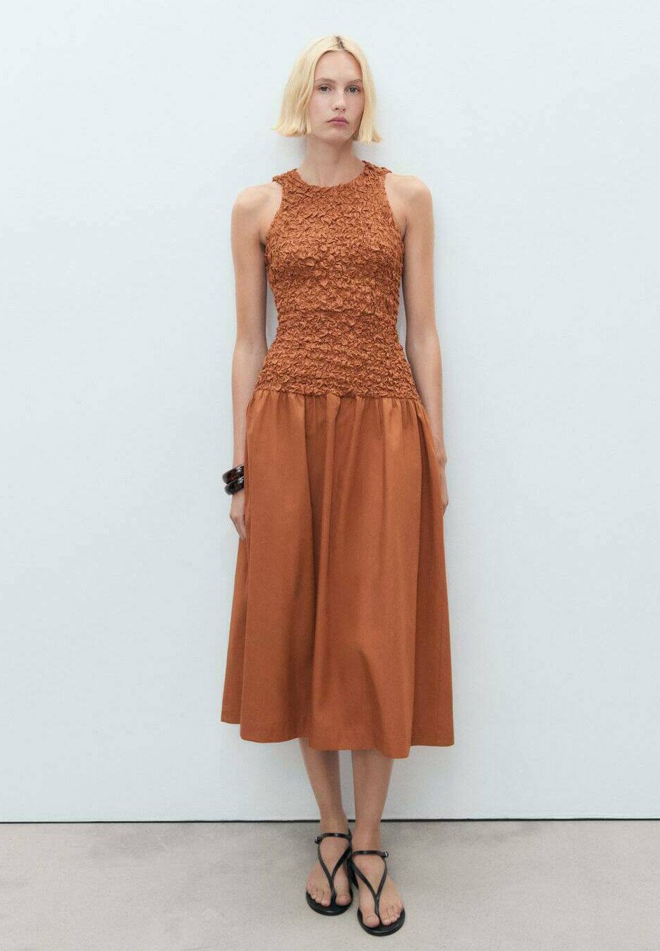 

Повседневное платье TEXTURÉE COMBINÉE DOS OUVERT Mango, коричневый