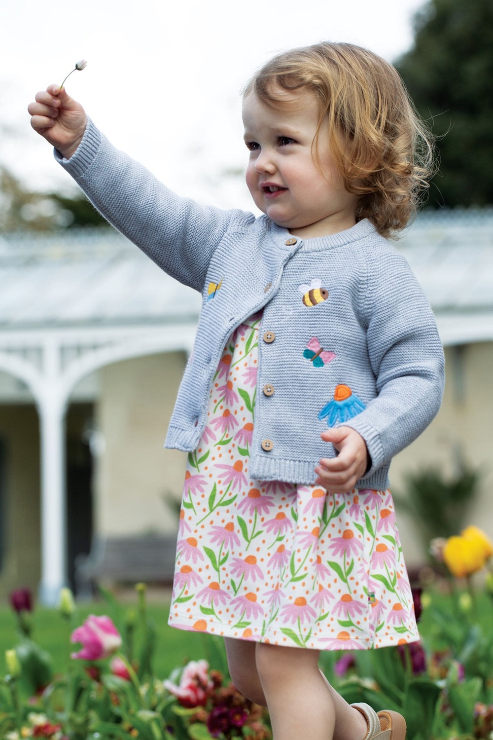 

Вязаный кардиган с аппликацией в виде пчелы и цветка Frugi, серый