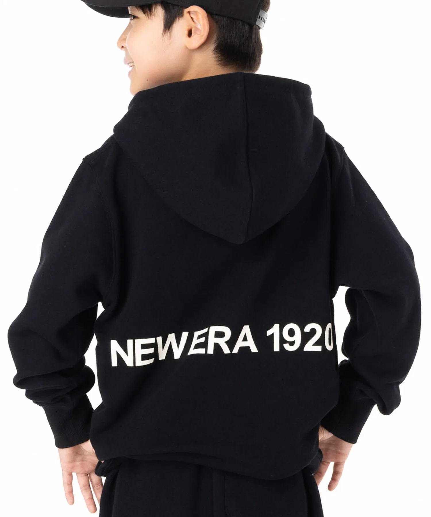Детская толстовка New Era с капюшоном, номерным логотипом и флисовой подкладкой.