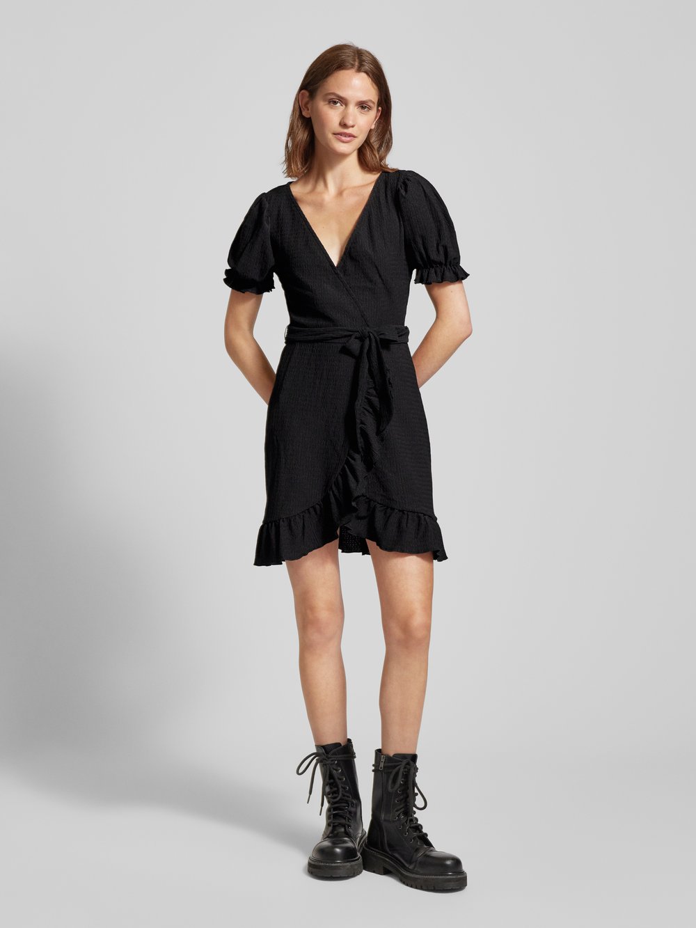 

Мини-платье с запахом Gina Tricot, черный