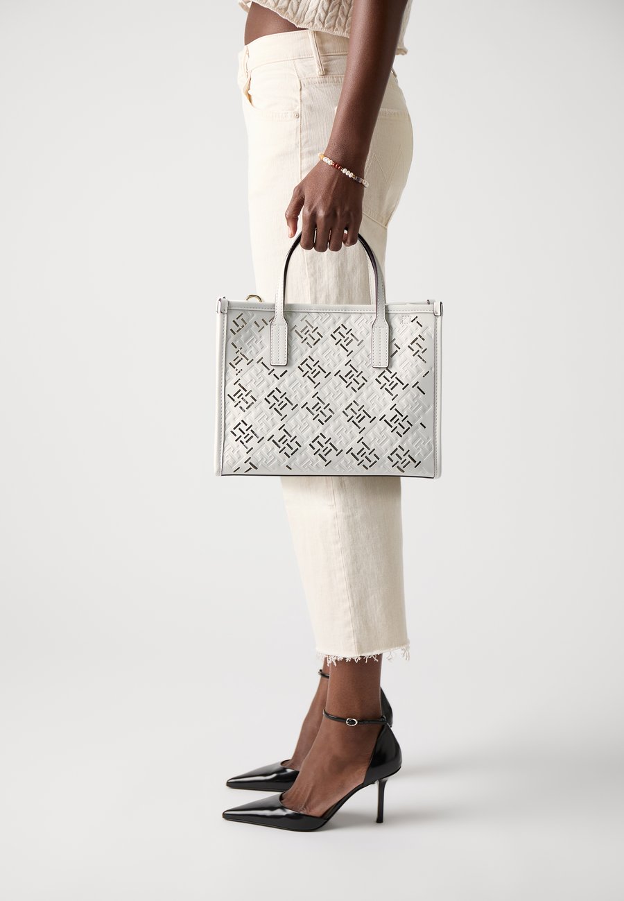 

Сумка Tommy Hilfiger CITY MINI TOTE MONO, Ivory Petal/Off-White