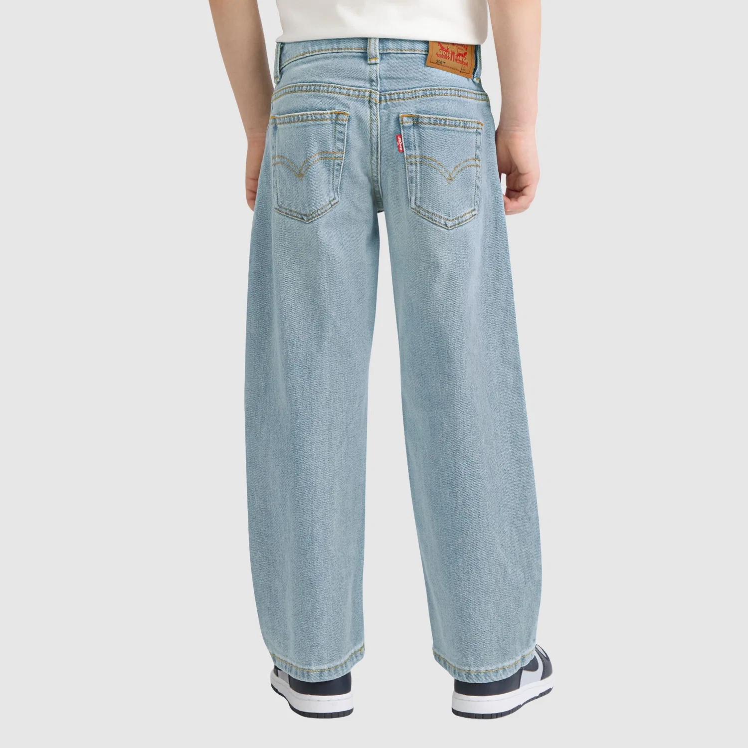 Джинсы прямого кроя 555 свободного кроя для мальчиков 4-7 лет Levi's, Light Wash — фото 4