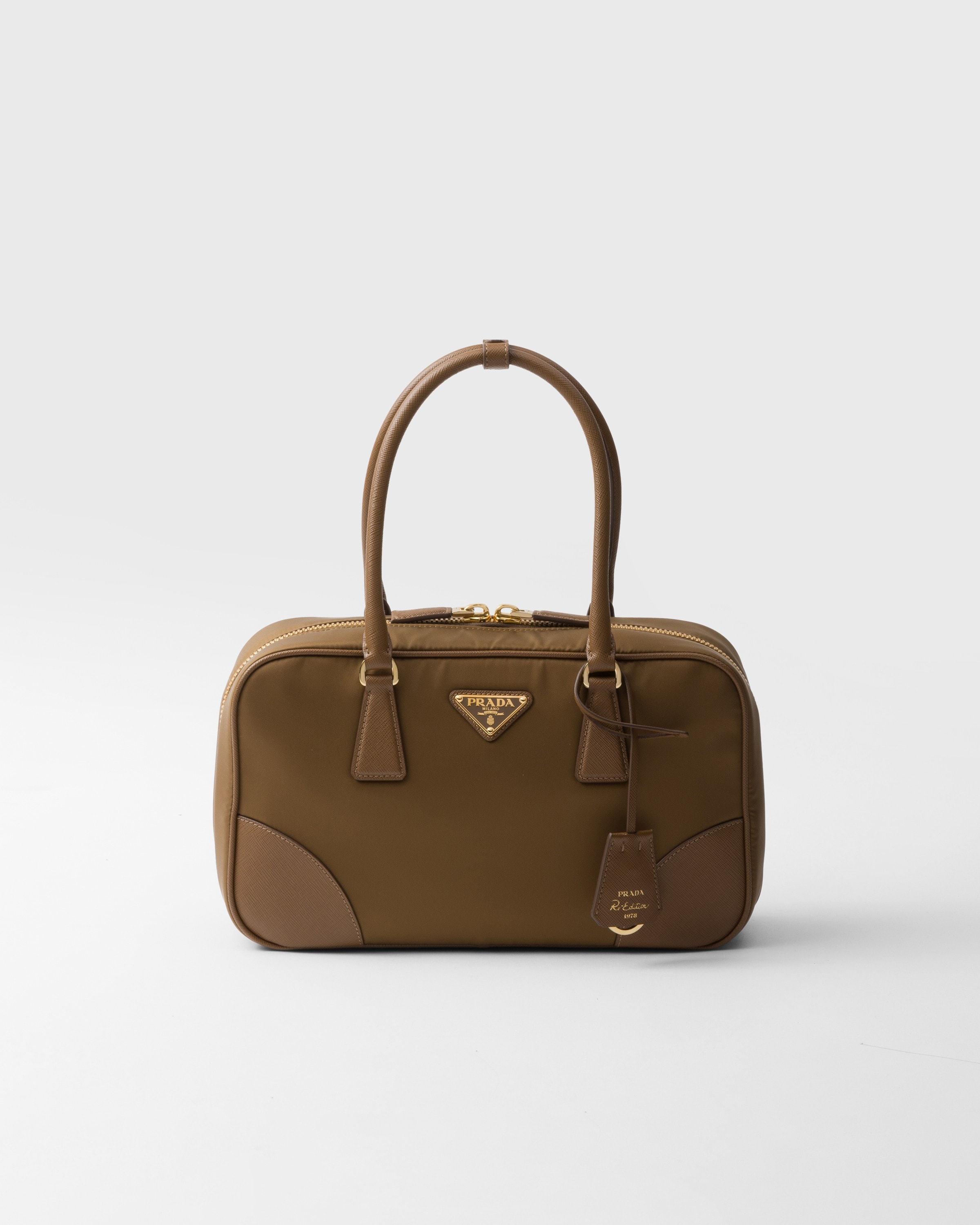 

Сумка Prada Re-Edition 1978 среднего размера из переработанного нейлона и кожи сафьяно с двумя ручками, бежевый