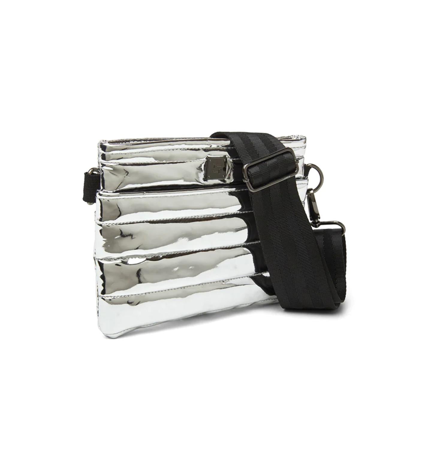 

Женская сумка Think Royln Bum Crossbody в серебристом зеркальном оттенке