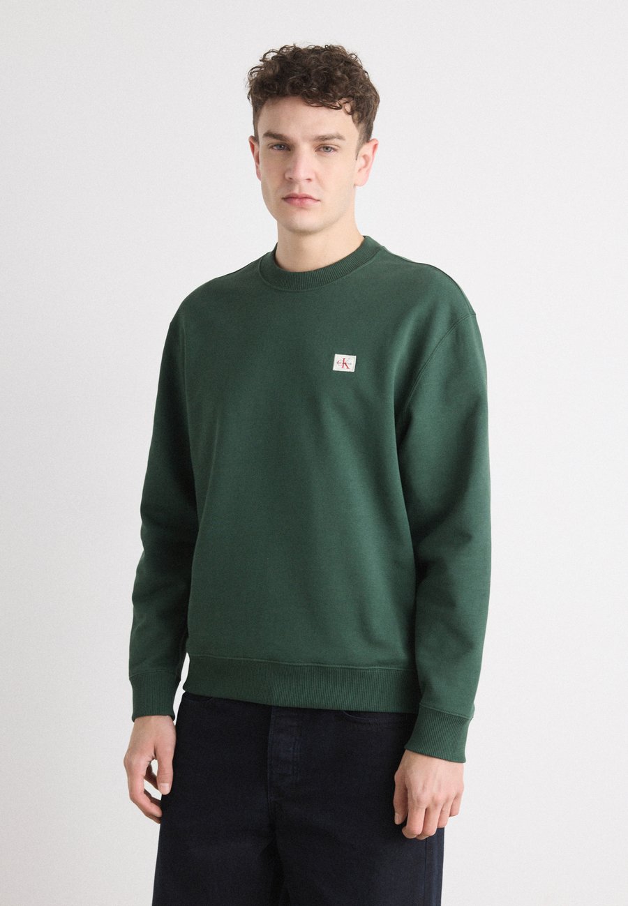 

Толстовка Calvin Klein Jeans BADGE CREWNECK, Sycamore/Olive