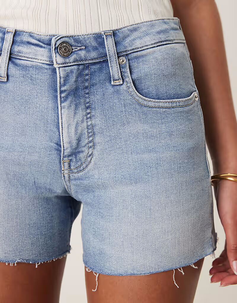 

Джинсовые шорты средней посадки Calvin Klein Jeans светлого оттенка