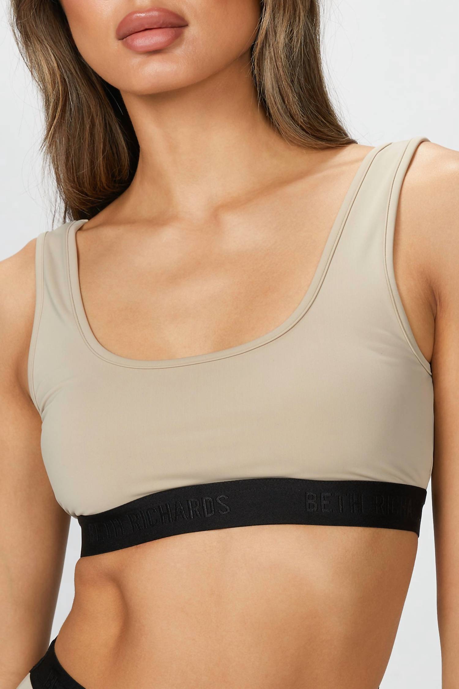 

Ким Топ бикини в песке BETH RICHARDS, Sand