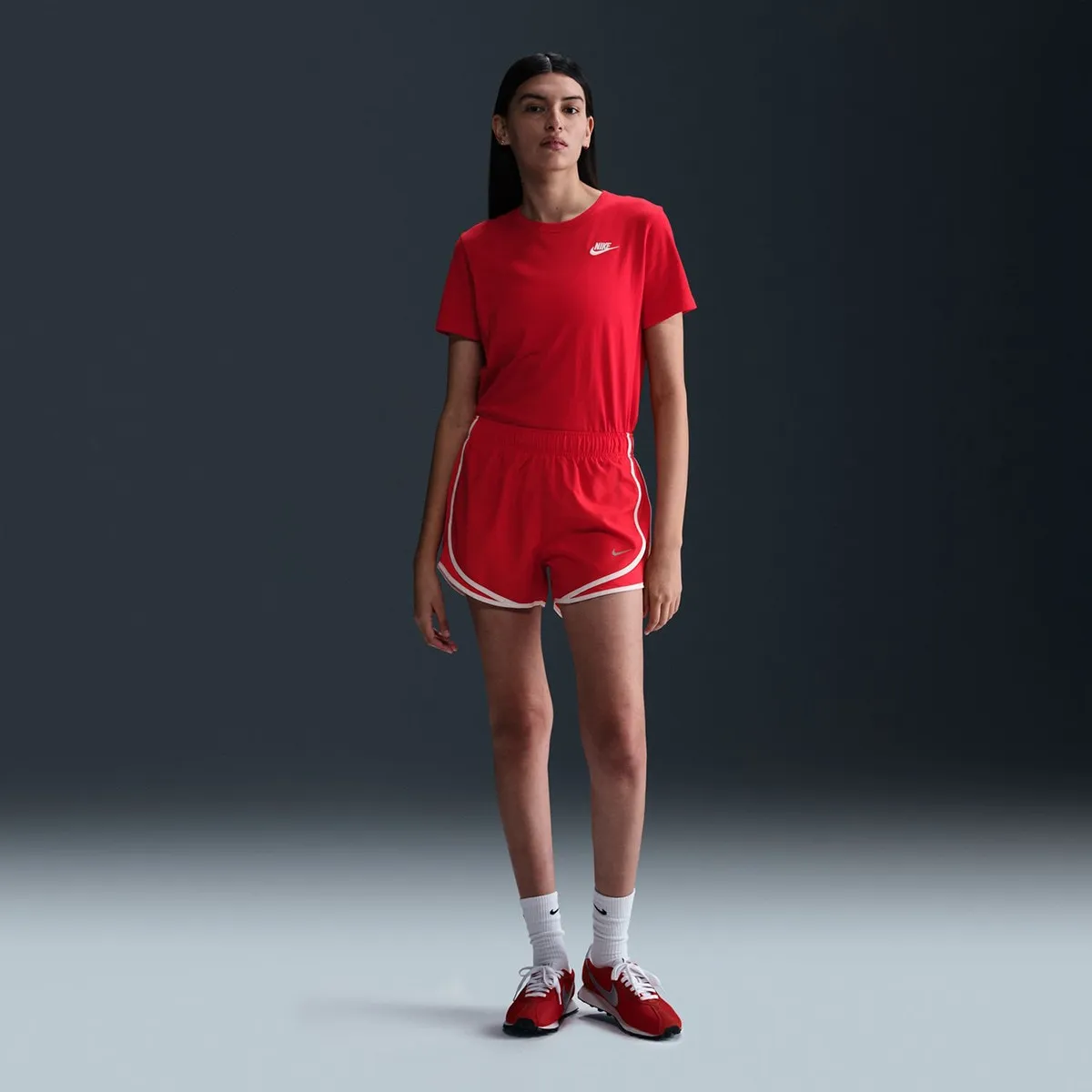 

Женская спортивная одежда Club Essentials Футболка Nike, красный
