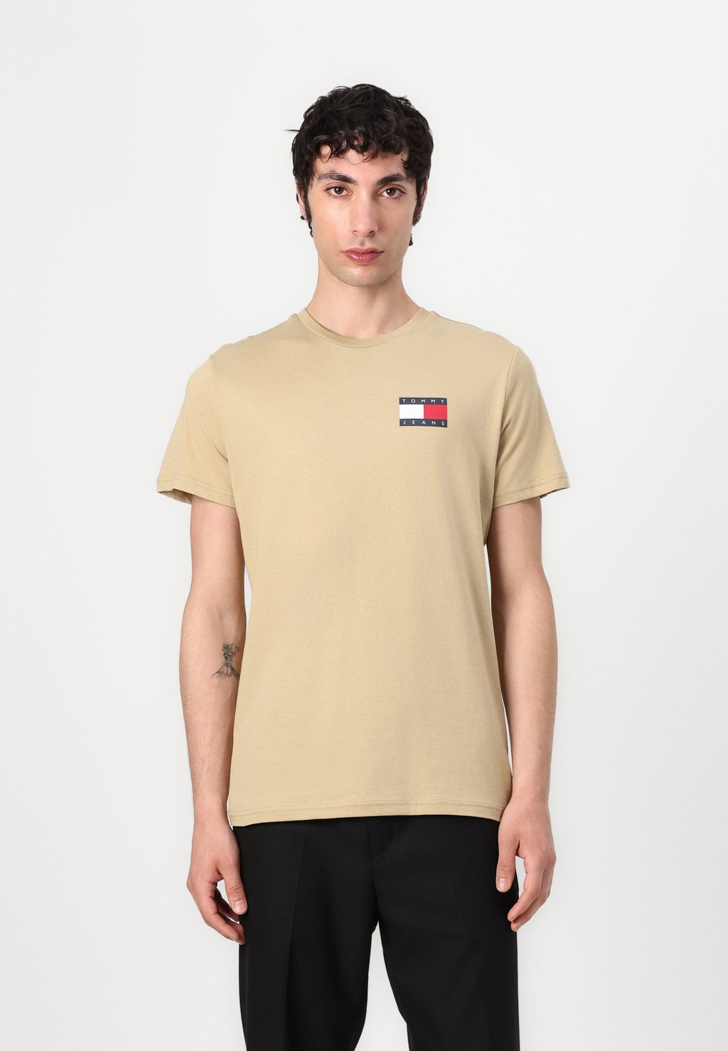 

Базовая футболка SLIM ESSENTIAL FLAG TEE Tommy Jeans, бежевый
