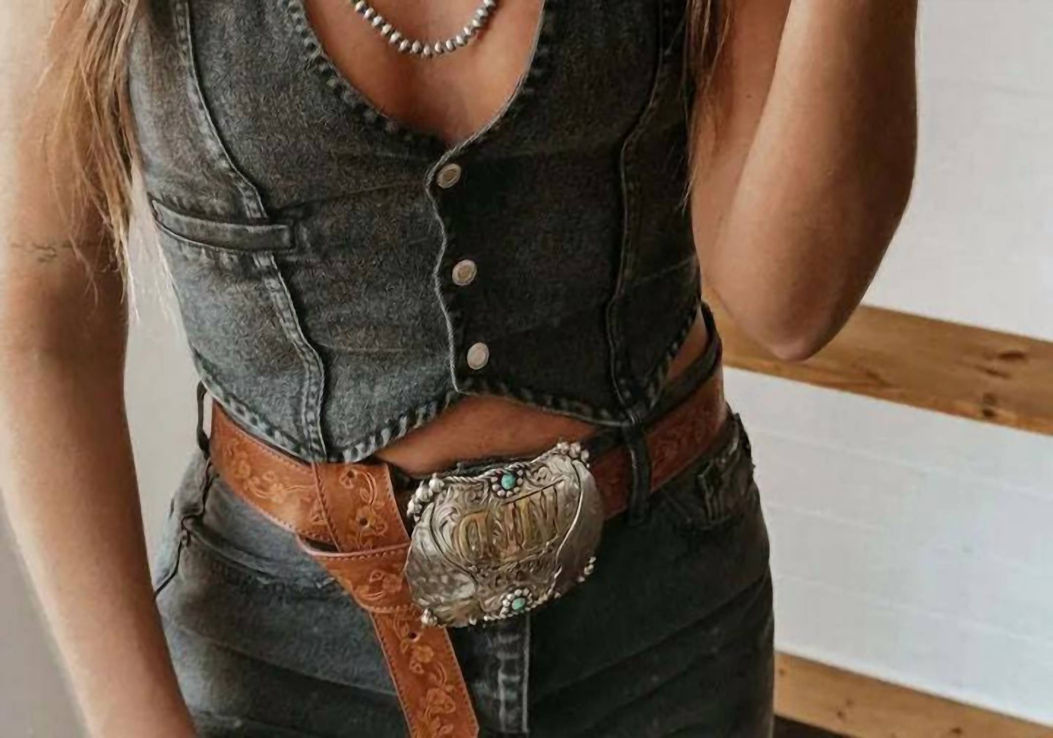 

Джинсовая майка-топ Hottie без рукавов с V-образным вырезом, черного цвета Rosa Clothing