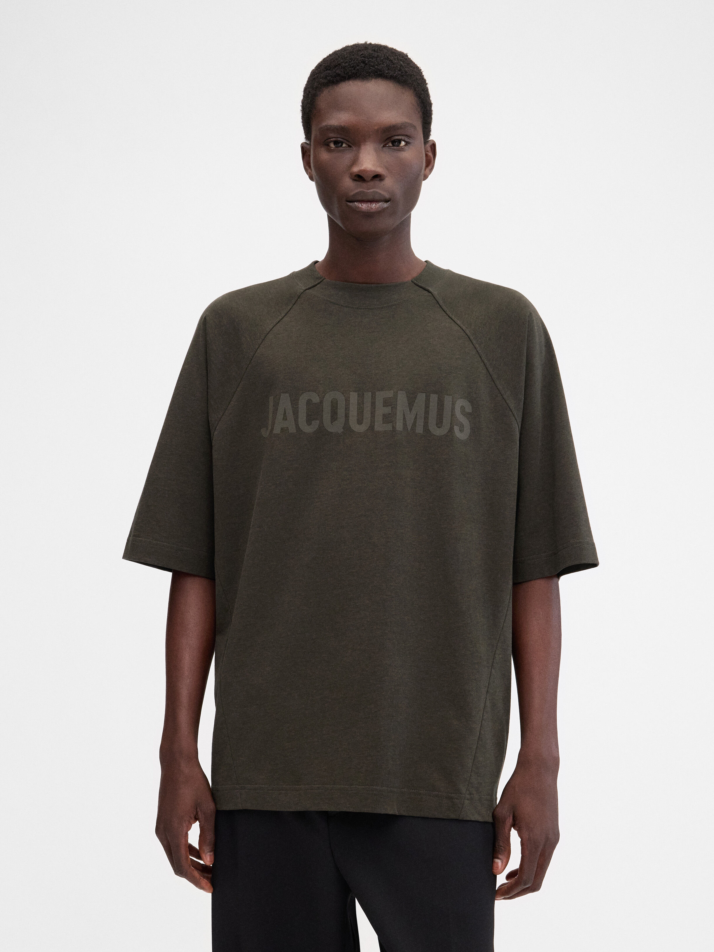 

Футболка с логотипом реглан JACQUEMUS The Typo t-shirt, цвет Multi Brown