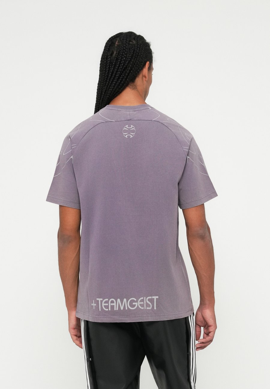 Футболка Adidas Originals ADILENIUM UNISEX, Shadow Violet/Purple — фото 2