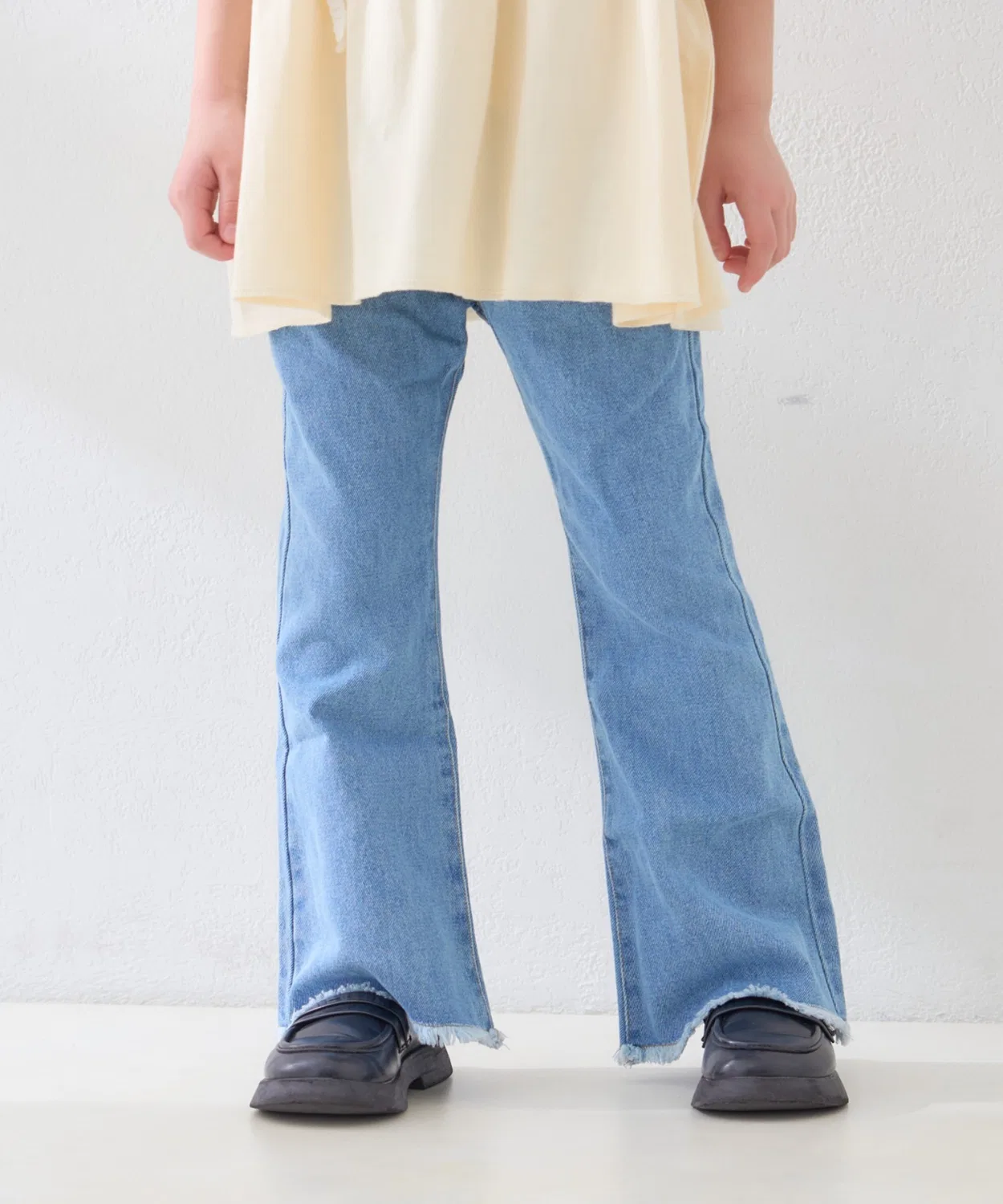 Детские джинсы клеш с бахромой TYPY DENIM, цвет тёмно-синий — фото 2