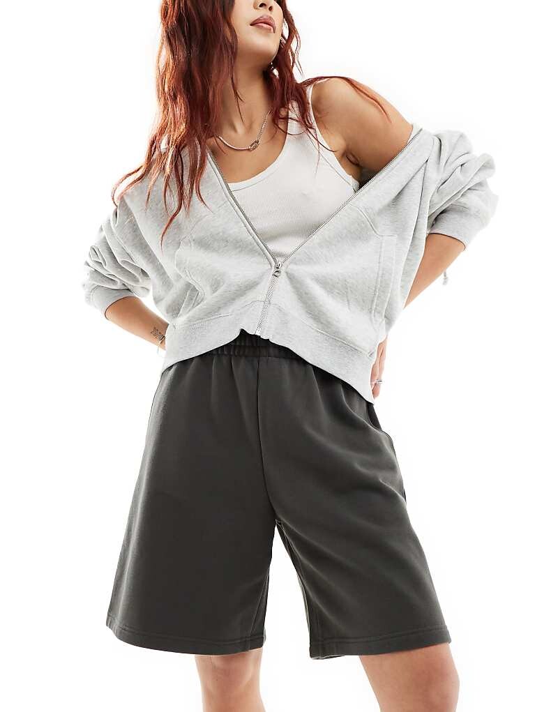 

Weekday – Jet – Черные льняные шорты свободного кроя удлиненного кроя с эффектом застиранности