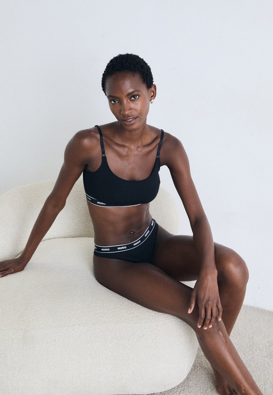 

Трусы HUGO TRIPLET THONG DESIGN 3 PACK, Open Pink/Multi-Coloured