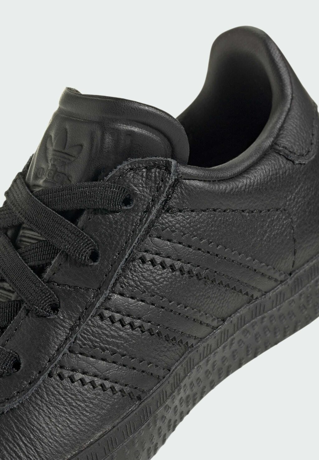 

Кроссовки на шнуровке adidas, черный