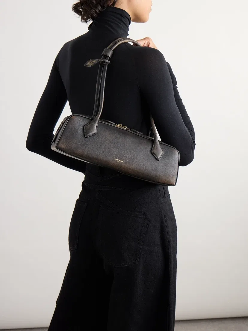 Средняя сумка на плечо Le Teckel из текстурированной кожи Alaïa, коричневый — фото 2