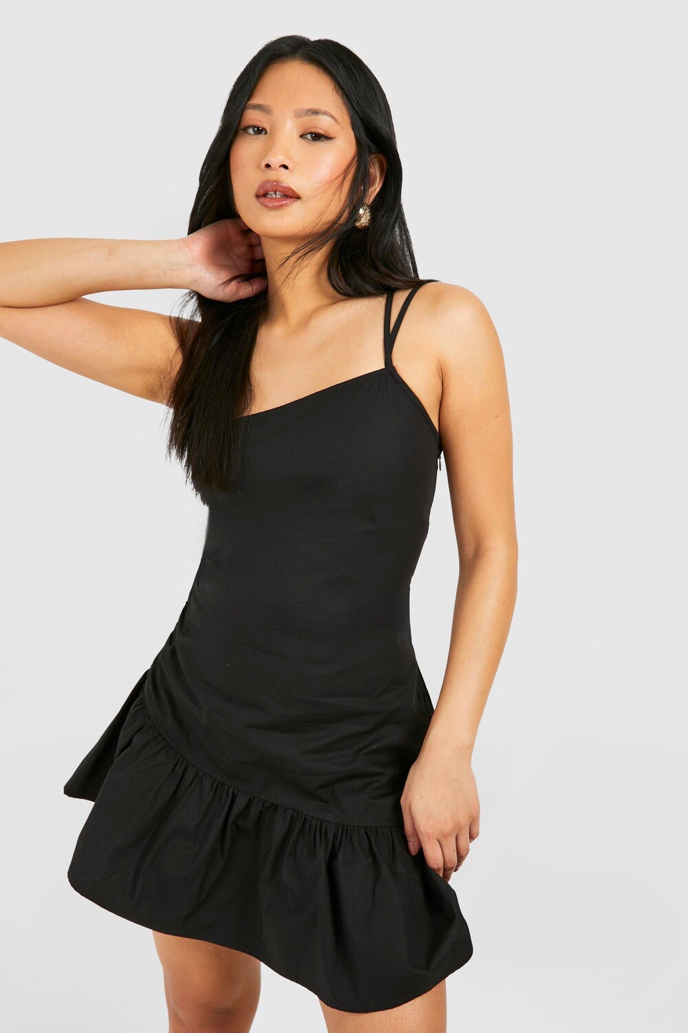 

Мини-платье Petite из поплина со сборками по бокам boohoo, черный