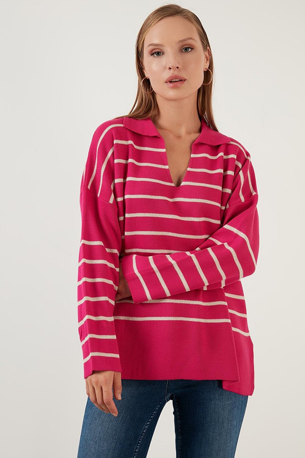 

Трикотажный свитер Comfortable Cut в полоску с воротником-поло 63622594 Lela