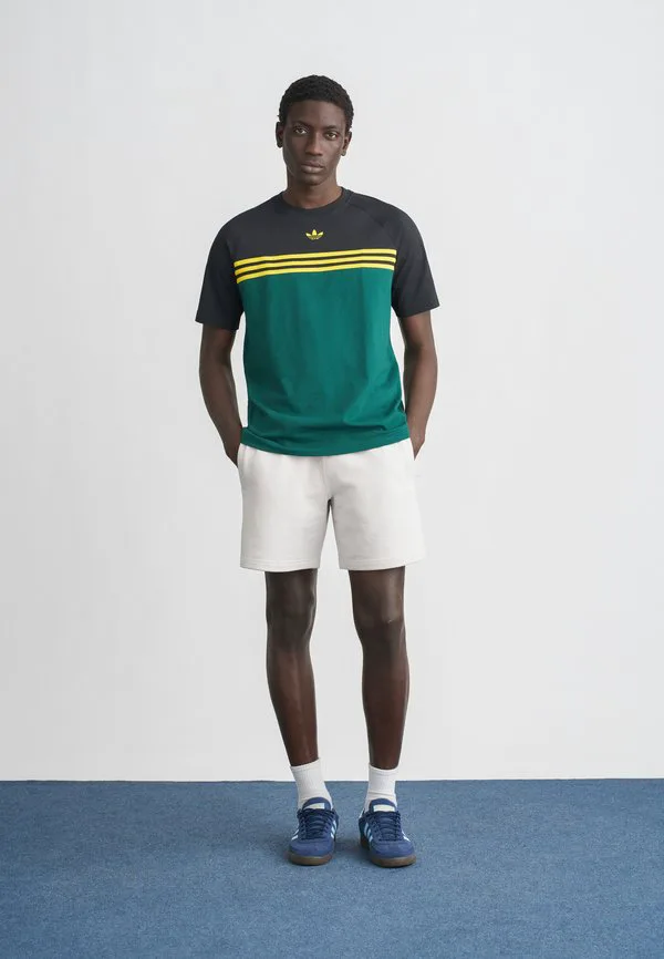 Футболка с принтом на груди Adidas Originals, Collegiate Green/Black — фото 2