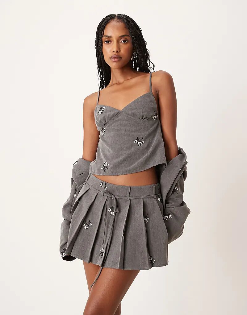 

Серый топ-комбинация с цветочной вышивкой Motel Madira