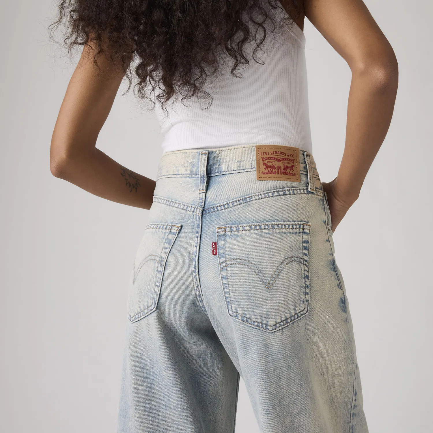 Женские джинсы средней длины, широкие, до щиколотки, легкие Levi's, Light Wash — фото 2