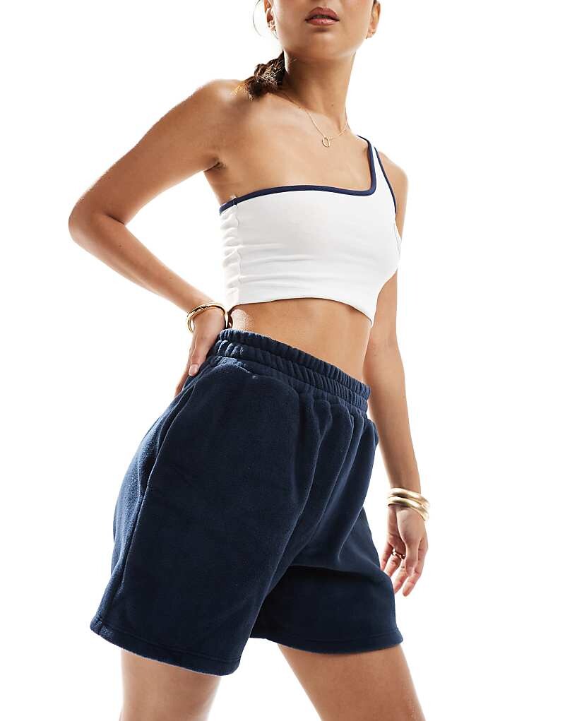 

ASOS DESIGN – Темно-синие флисовые шорты