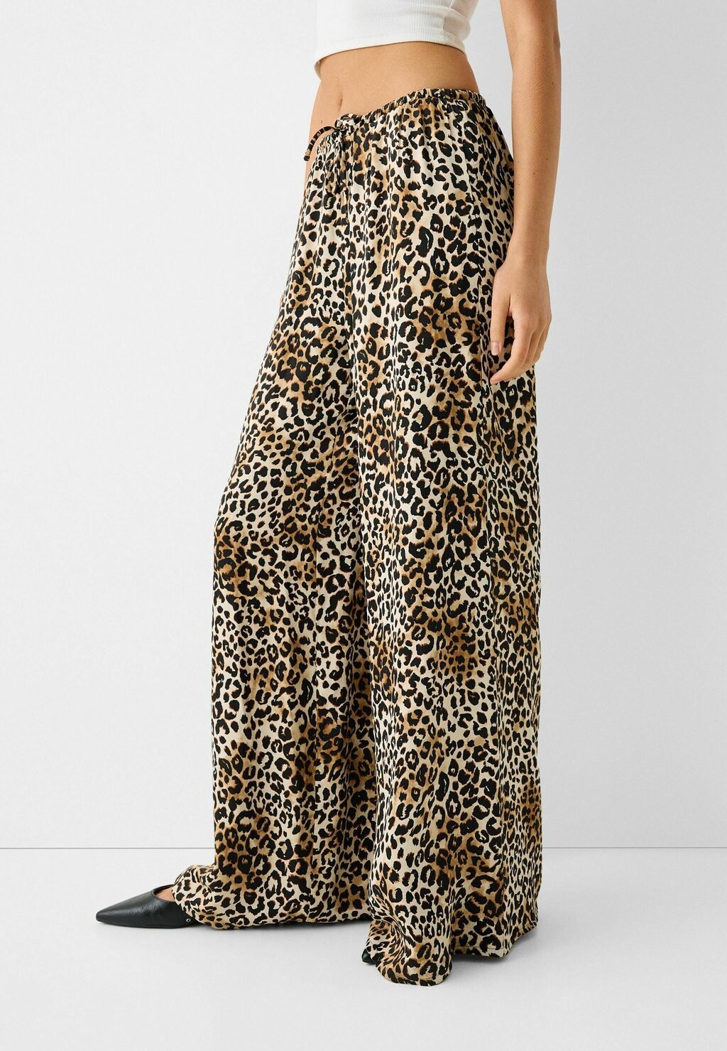 

Брюки Wide Printed Bershka, крапчатые темно-коричневые