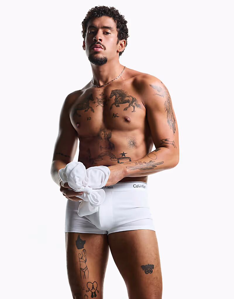Упаковка из 3-х чемоданов-боксеров Calvin Klein Icon Cotton Stretch белого цвета с вытачками — фото 2