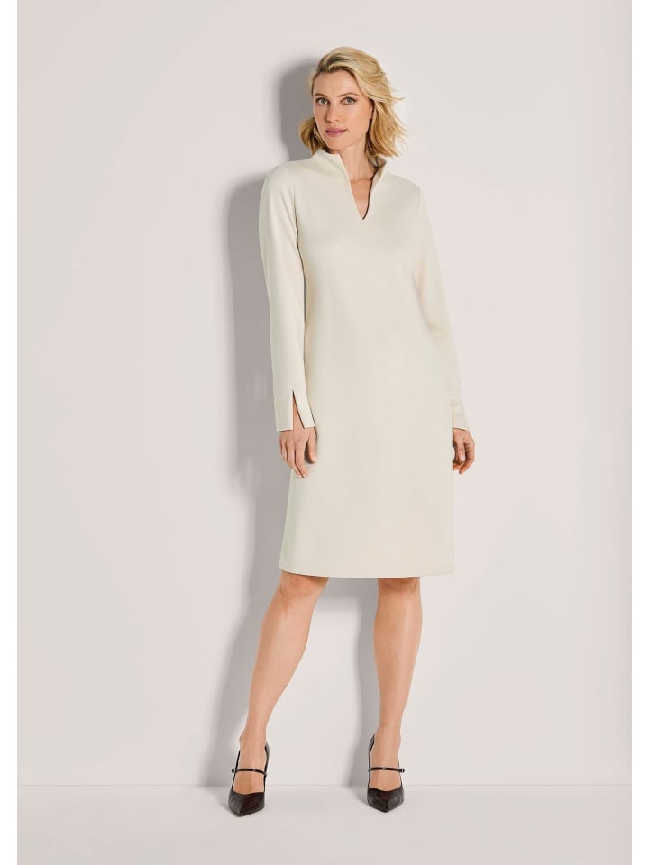 

MADELEINE Элегантное платье с воротником-стойкой жемчужно-белого цвета