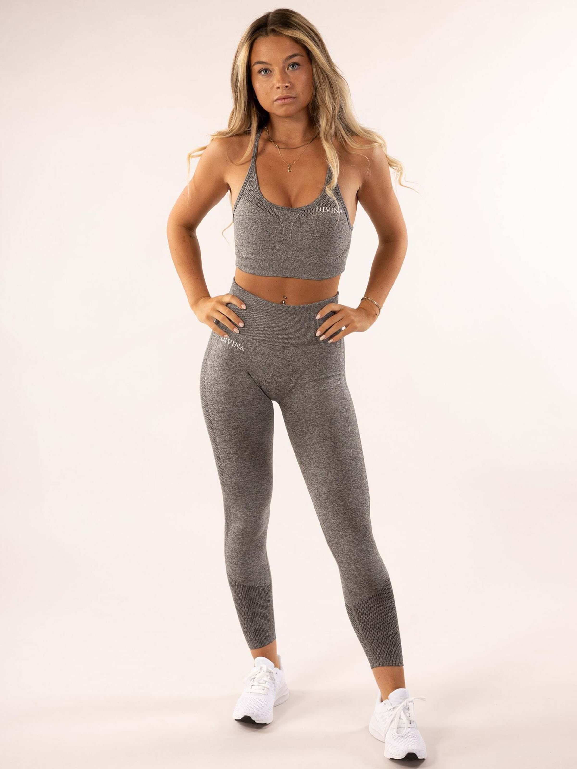 

Divina Узкие спортивные брюки 'Four' в сером цвете