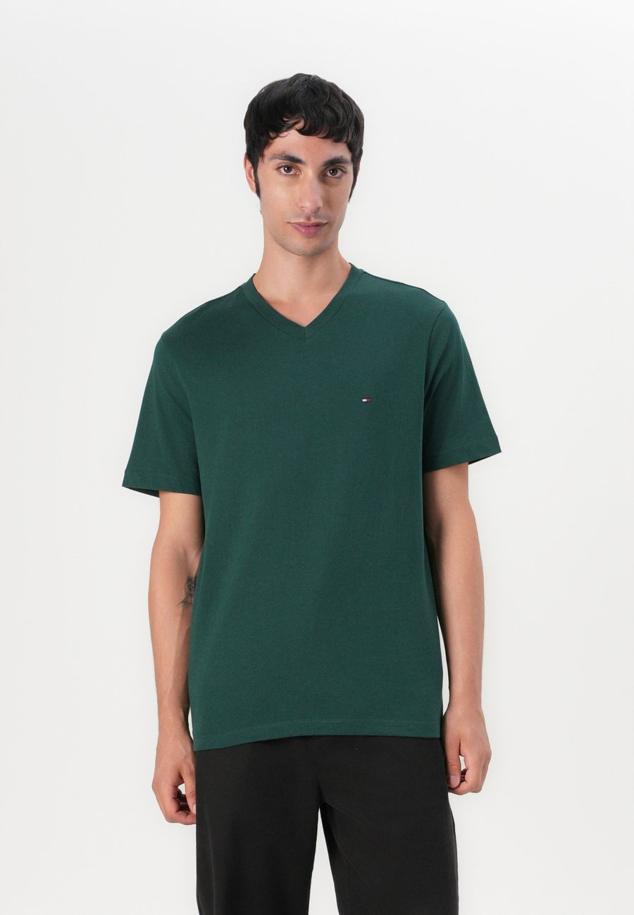 

Футболка Tommy Hilfiger ESSENTIAL V NECK TEE, Ornamental Green/Dark Green, Зеленый, Футболка Tommy Hilfiger ESSENTIAL V NECK TEE, Ornamental Green/Dark Green