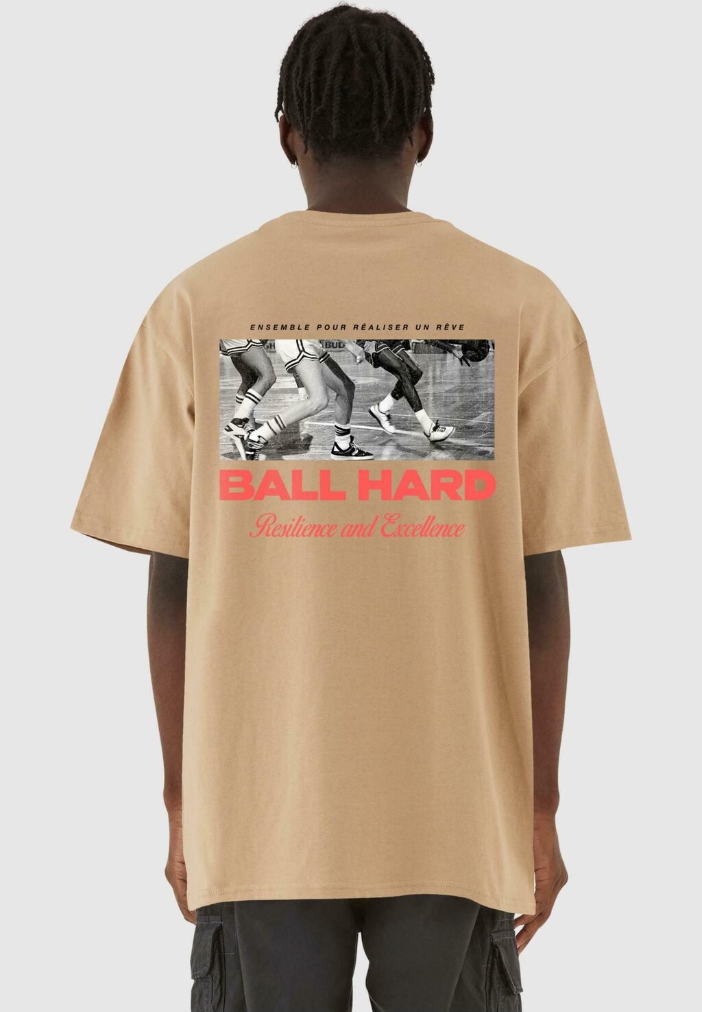 

Принт на футболке BALL HARD HEAVY Upscale by Mister Tee, бежевый
