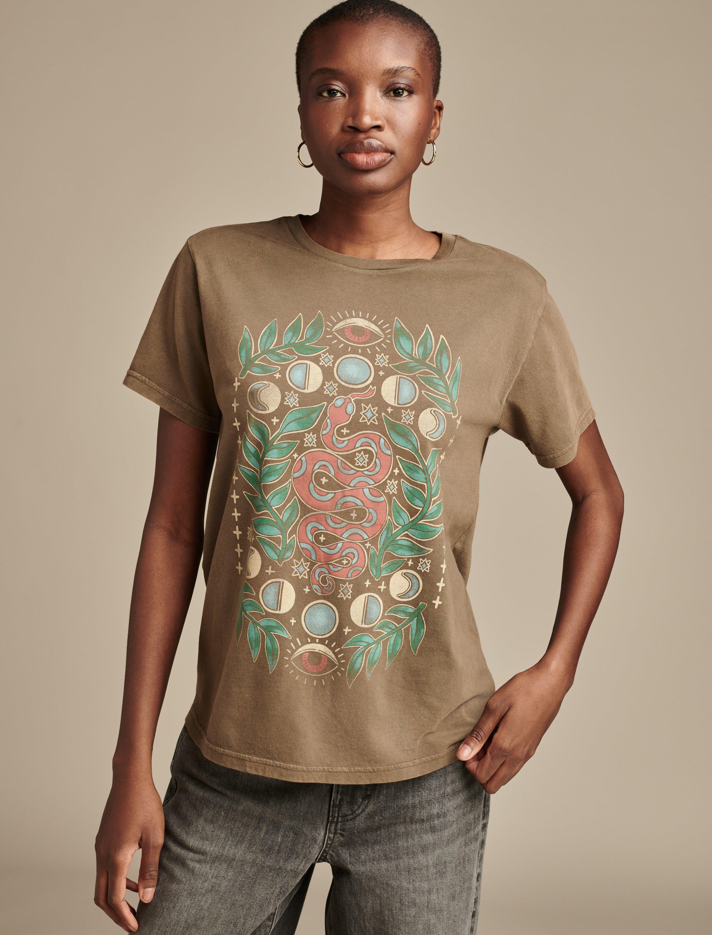 

Женская футболка бойфренда Lucky Brand с изображением небесной змеи, цвет charcoal
