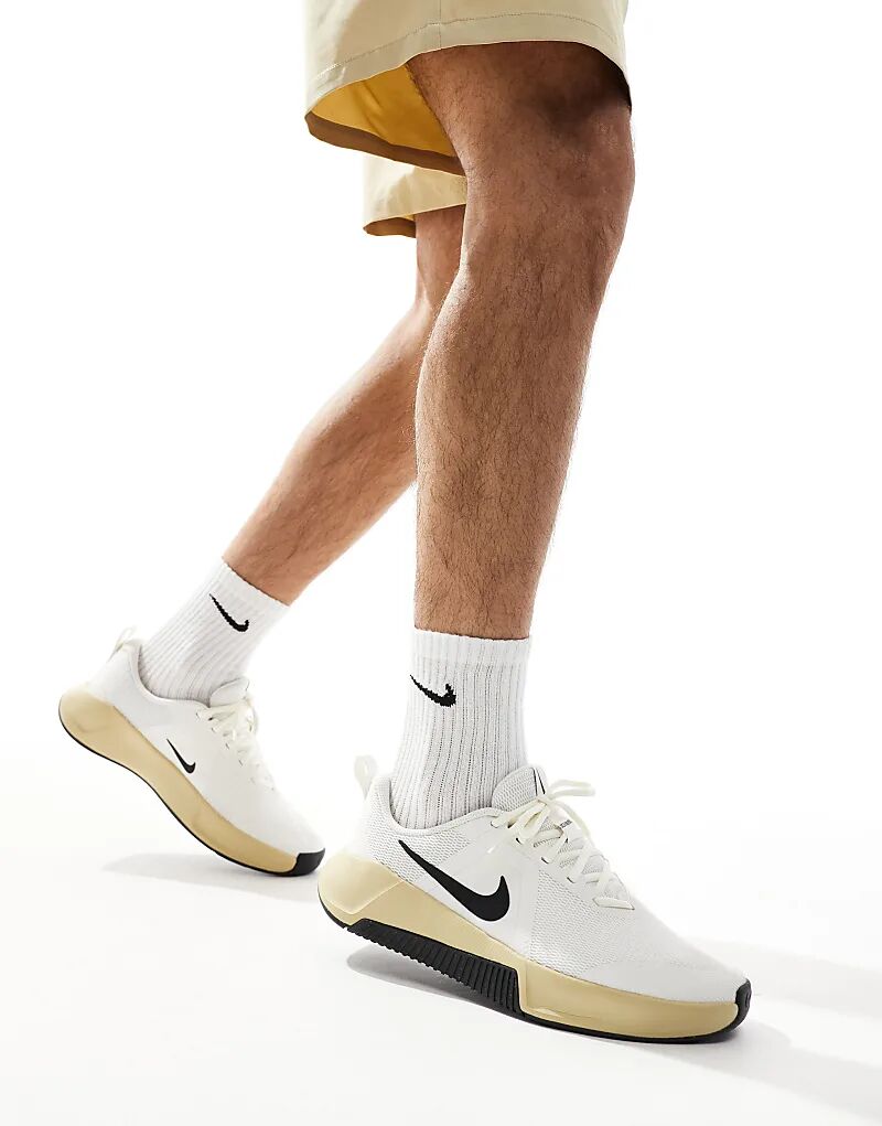 

Кроссовки MC 3 бежевого и черного цвета Nike Training