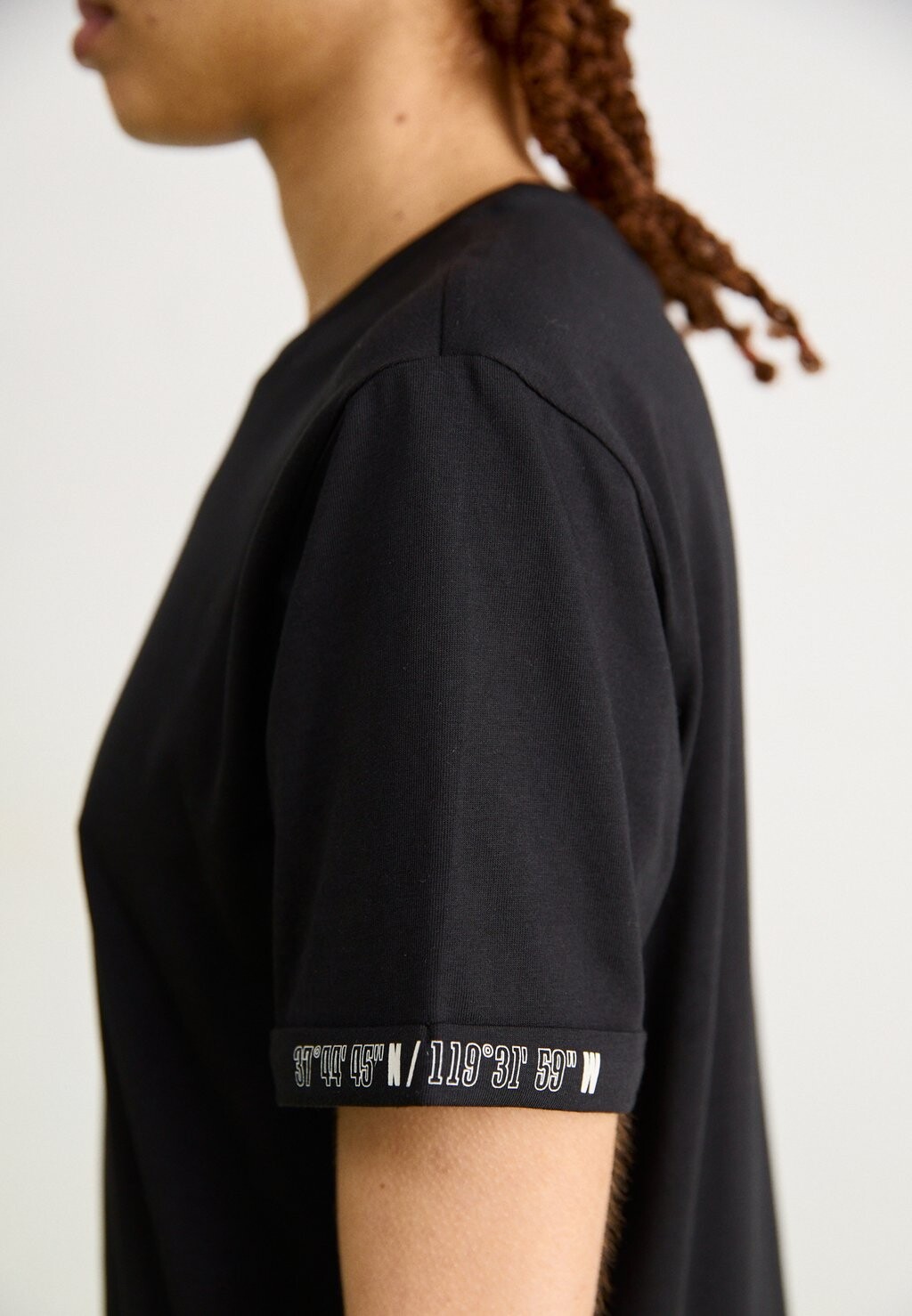 

Принт на футболке COORDINATES TEE The North Face, черный