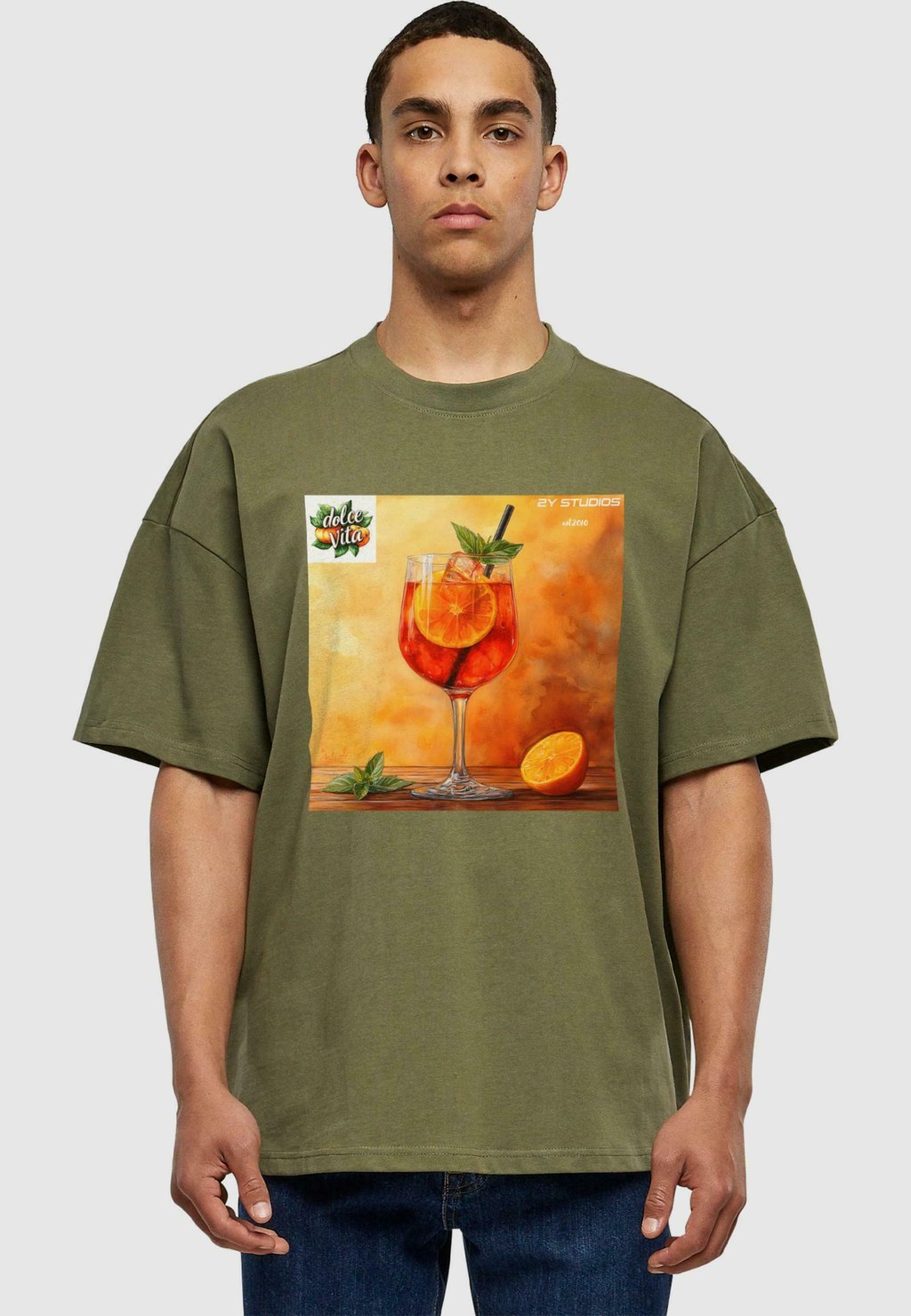 

Футболка с принтом DOLCE VITA APEROL SPRITZ TEE 2Y Studios, оливковый