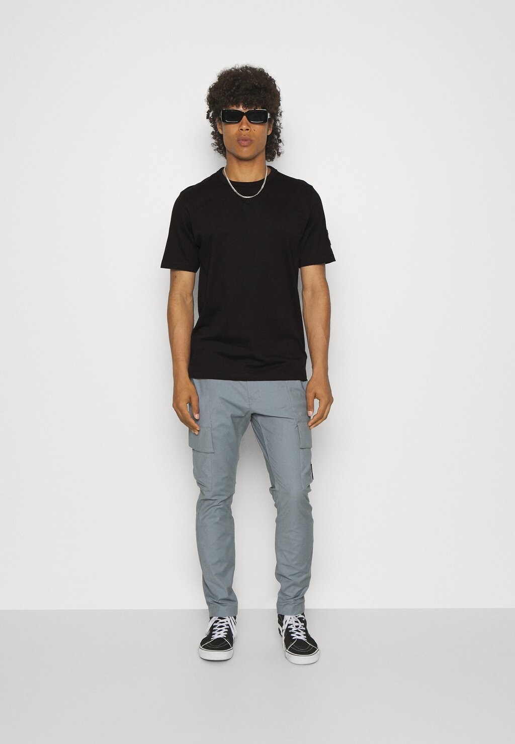 Базовая футболка Badge Regular Tee Calvin Klein Jeans, черный — фото 2
