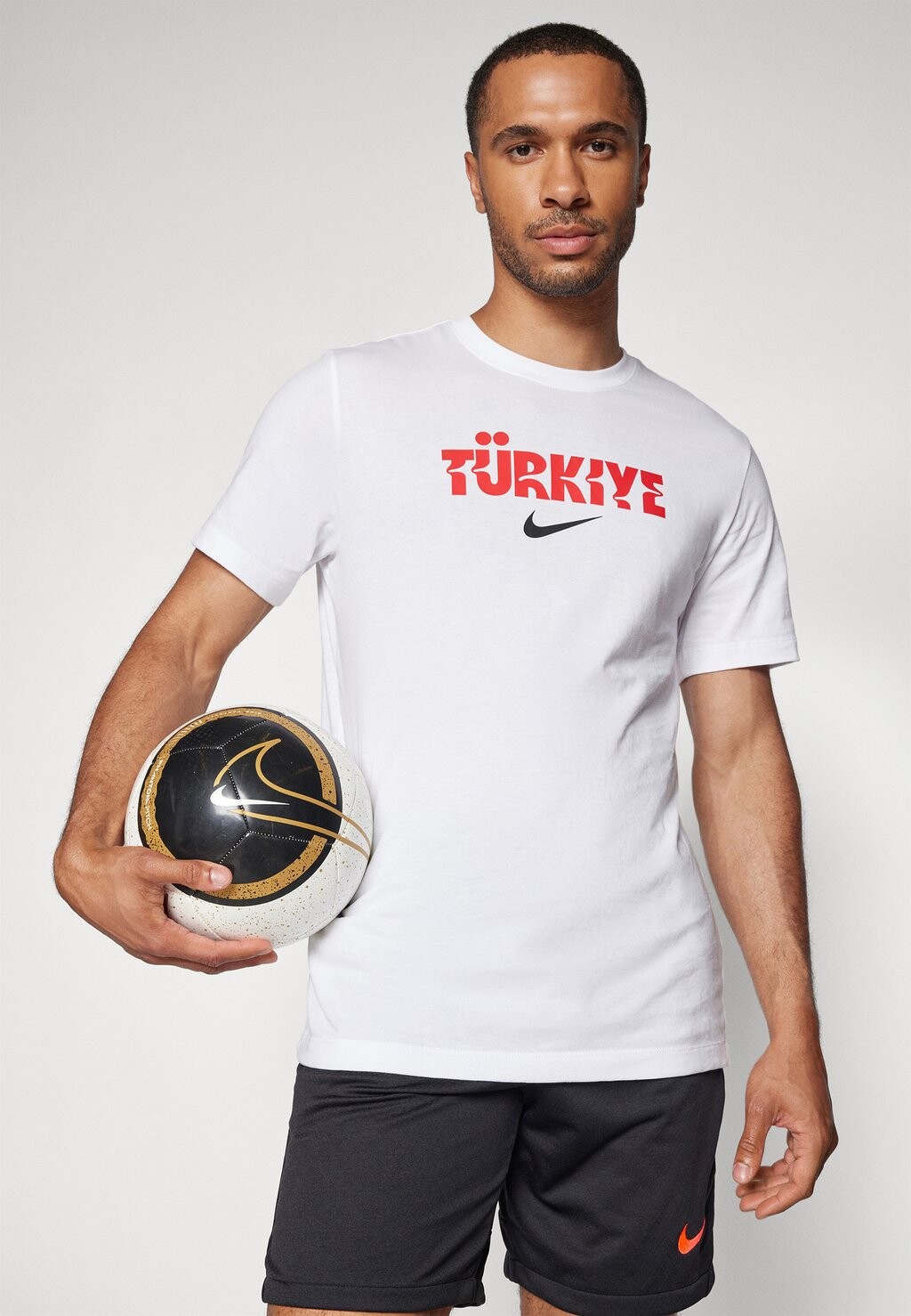 

Принт на футболке TURKIYE CREST TEE Nike, белый