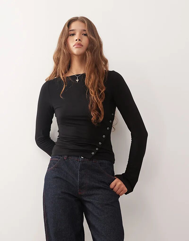 

Лонгслив с длинными рукавами и вырезом-лодочкой Weekday, черного цвета, с люверсами на подоле