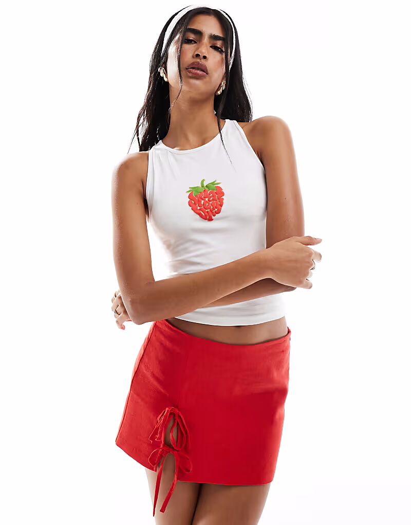 

Летний топ с клубничным принтом и принтом в виде блузки-борцовки, белый цвет Miss Selfridge