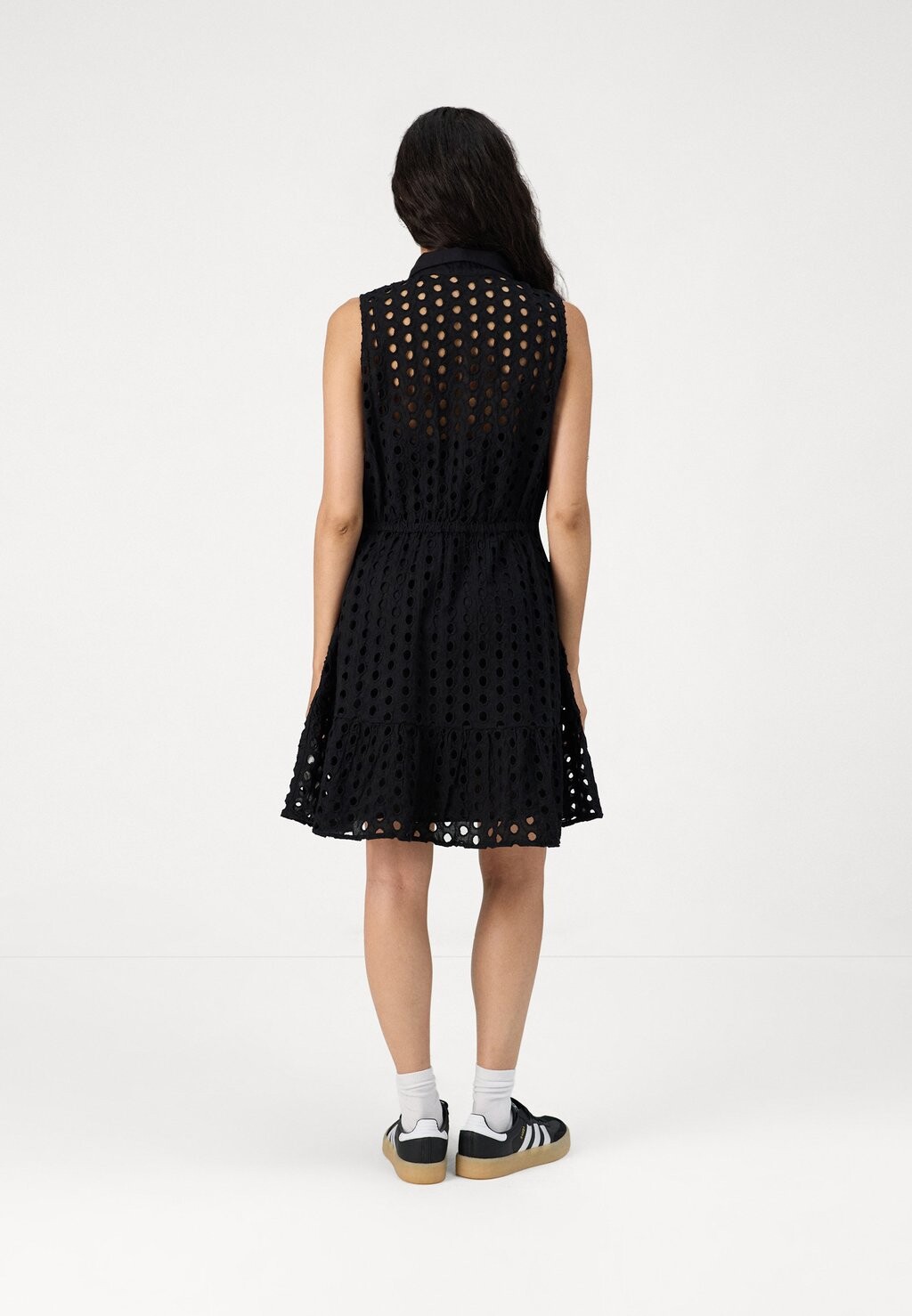 

Повседневное платье EYELET MINI SHIRT DRESS GAP, черный