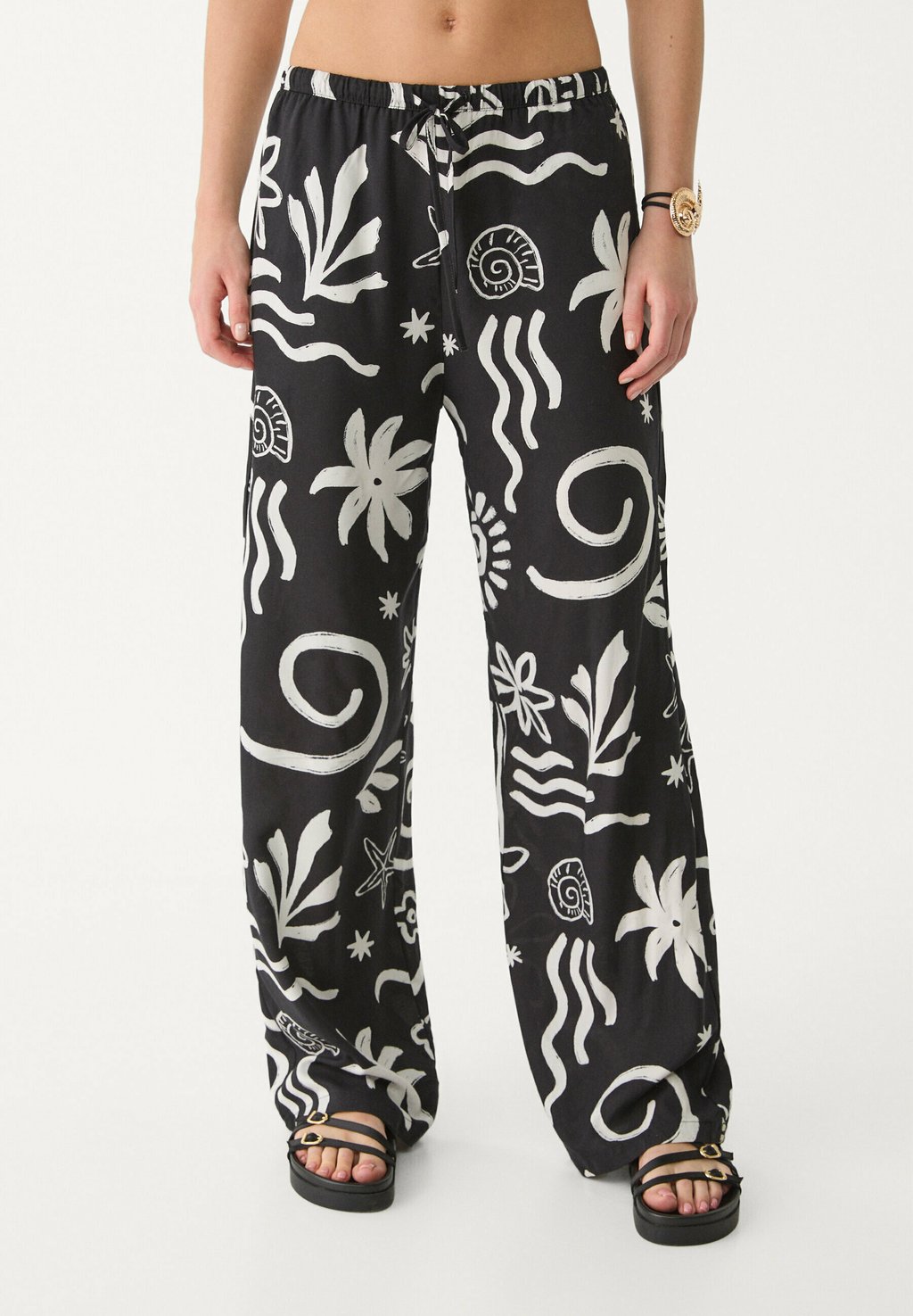 

Брюки LONG PRINTED FLOWY Stradivarius, черный