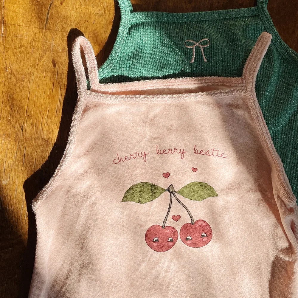 Детское платье-джерси Cherry Itty с бретелями, цвет камелия-роза, от Konges Sloejd — фото 4