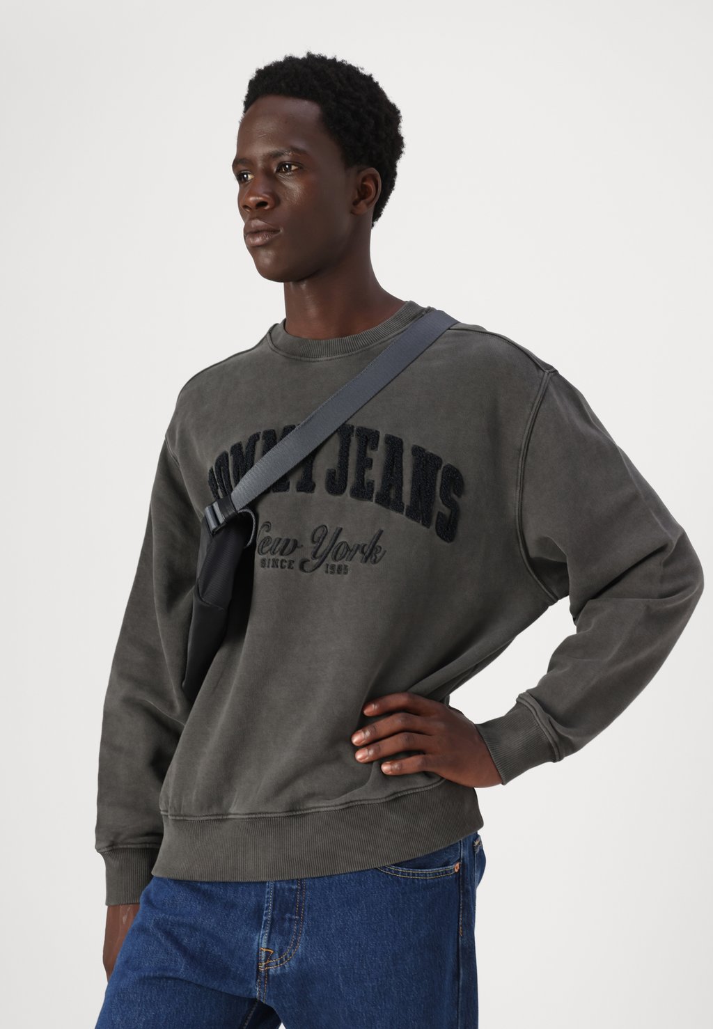 

Толстовка VINTAGE VARSITY CREW Tommy Jeans, черный